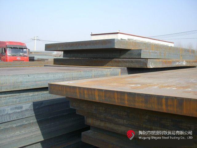 “這是我們研發(fā)的又一個國內首發(fā)產品——174mm的高端特厚鉻鉬鋼板，一共11塊，將替代進口，獨家應用于江蘇某重點技改項目核心裝置——氨合成反應器的制造！”9月5日，在河鋼集團舞鋼公司產線上，看著一批鋼板即將裝車發(fā)往客戶，科技部研發(fā)人員李某某一臉自豪。  該產品的各項要求在此類鋼板中堪稱“史上最嚴”。由于該項目中的氨合成反應器需要在高溫、高壓及氫腐蝕等極端條件下使用，對所需鋼鐵材料有著極為嚴苛的要求，對該類鋼板的生產研發(fā)來說堪稱“史上最嚴”。舞鋼公司在客戶項目設計的前期，就積極充分發(fā)揮技術優(yōu)勢，結合針對該項目所量身打造的科研攻關團隊，與用戶深入對接，為其設計滿足該項目個性化需求的高端特厚鋼板。在研發(fā)過程中，針對鋼板的模擬焊后熱處理工藝溫度及檢驗技術難度在該厚度范圍為行業(yè)最嚴、居國際領先水平的客觀實際，舞鋼公司加大技術創(chuàng)新力度，創(chuàng)新設計軋制、熱處理工藝，一舉攻克了高溫長時模擬焊后特厚鋼板全厚度界面低溫沖擊功參數較差的行業(yè)共性技術難題，并全流程嚴格把控工藝技術質量管理，最終打造出探傷合格率和性能合格率均為100%且極具舞鋼特色的高端特厚鉻鉬鋼板，產品各項技術指標處于國際領先水平，贏得了客戶稱贊。
