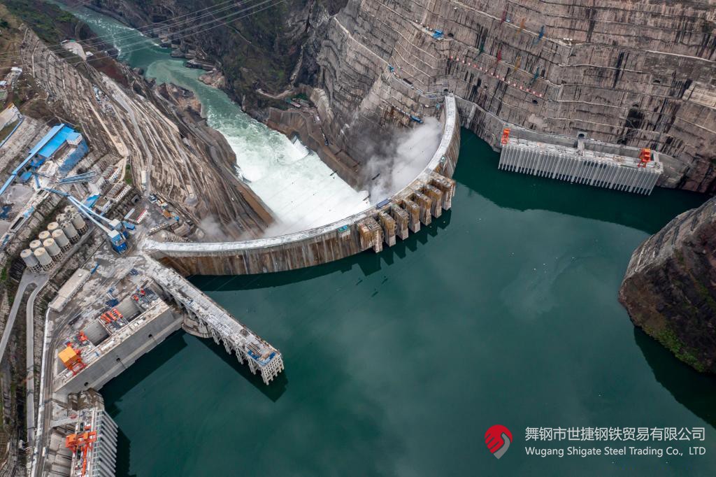 10月24日下午，白鶴灘水電站右岸地下廠房最后一倉封頂混凝土澆筑完成，標(biāo)志著世界在建最大水電站地下廠房全線封頂。在該工程建設(shè)中，河鋼集團(tuán)舞鋼公司累計(jì)生產(chǎn)供應(yīng)Q500、Q345C/B、SX780等數(shù)個(gè)新品種鋼板4500噸，主要用于水電站水輪機(jī)座環(huán)、發(fā)電機(jī)頂蓋、控制環(huán)、壓力鋼管制造，大大加速了大型發(fā)電機(jī)組用鋼國(guó)產(chǎn)化進(jìn)程。    據(jù)介紹，白鶴灘水電站位于四川省涼山州和云南省昭通市交界處，是世界在建規(guī)模最大的水電工程，裝機(jī)總?cè)萘?600萬千瓦，其左右岸地下廠房?jī)?nèi)分別布置8臺(tái)具有完全自主知識(shí)產(chǎn)權(quán)的單機(jī)容量達(dá)100萬千瓦的水輪發(fā)電機(jī)組，單機(jī)容量位居世界第一。10月24日下午，白鶴灘水電站成功蓄水至825米高程，首次達(dá)到正常水位，大壩將接受高水位全面檢驗(yàn)。    該工程的規(guī)模天然決定了其施工難度極高，復(fù)雜的地形地質(zhì)條件和技術(shù)指標(biāo)等因素也給施工帶來了巨大挑戰(zhàn)。因此在電站建設(shè)材料及關(guān)鍵部位用鋼的選擇上，客戶慎之又慎，對(duì)焊接性能、韌性、強(qiáng)度等均有著極為嚴(yán)苛的技術(shù)要求。舞鋼公司憑借強(qiáng)大的質(zhì)量品牌優(yōu)勢(shì)和雄厚的技術(shù)實(shí)力成功中標(biāo)——數(shù)百噸“舞鋼牌”高技術(shù)含量的大厚度高級(jí)別水電鋼板用于制造世界單機(jī)容量最大的巨型水輪發(fā)電機(jī)組的座環(huán)。    隨后，舞鋼公司為白鶴灘水電站定制研發(fā)265mm厚的SXQ500D-Z35鋼板，并進(jìn)一步制作加工件。公司科技部高強(qiáng)鋼研究所針對(duì)該鋼的生產(chǎn)重點(diǎn)和難點(diǎn)，提前制定措施，并在冶煉、制坯等關(guān)鍵環(huán)節(jié)派人進(jìn)行跟蹤、協(xié)調(diào)。在科技、設(shè)備、生產(chǎn)人員的共同努力下，該批鋼板最終順利生產(chǎn)完畢。鋼板及試樣經(jīng)公司、客戶和第三方檢驗(yàn)機(jī)構(gòu)檢驗(yàn)合格后，在三和盛機(jī)建公司完成切割深加工。    交付客戶后，該鋼憑著焊接性能好、力學(xué)結(jié)構(gòu)良好、低溫沖擊韌性強(qiáng)等優(yōu)點(diǎn)，承受住了巨大的水壓力和沖擊負(fù)荷，再次贏得設(shè)備制造方的高度評(píng)價(jià)。（舞鋼市委宣傳部 楊德坤 張培軍）