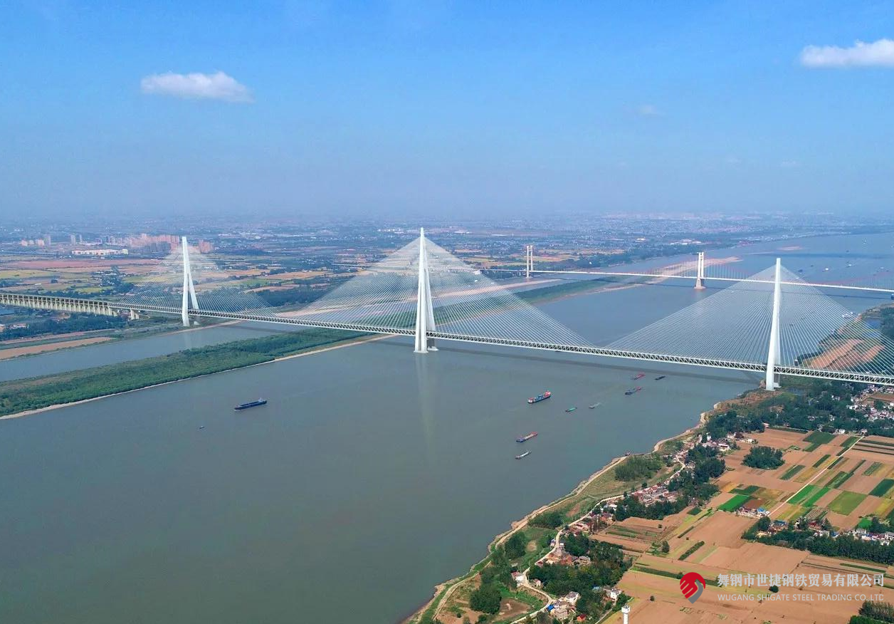 4月10日，中央電視臺《新聞聯(lián)播》和《東方時空》節(jié)目同時播報了世界最大跨度三塔斜拉橋——馬鞍山長江公鐵大橋主塔開始吊裝的消息。該項目建設(shè)過程中，河鋼集團舞鋼公司累計為其供應(yīng)高級別橋梁鋼板Q370qE、Q420qE、Q500qE近6萬噸，用于該橋關(guān)鍵部位建設(shè)。其中，批量供貨的高級別橋梁鋼Q500qE各項技術(shù)指標世界領(lǐng)先。目前，舞鋼高端橋梁鋼實現(xiàn)了從Q345到Q690級別的全覆蓋。    2219e9e1e81cd18f2738bf2b469e6b98.png  近年來，舞鋼加速“兩個結(jié)構(gòu)”優(yōu)化，以高端客戶需求和產(chǎn)業(yè)鏈高質(zhì)量發(fā)展為導向，不斷推動技術(shù)和產(chǎn)品升級。針對項目需求，舞鋼成立攻關(guān)團隊，與客戶深度對接，精心設(shè)計生產(chǎn)保供方案，通過精確控制冶煉過程，確保了鋼板內(nèi)部質(zhì)量穩(wěn)定；創(chuàng)新軋制、熱處理工藝，攻克制約鋼板強度提升的工藝瓶頸，確保了鋼板各項性能全部滿足客戶要求。  為了保證在極短的交貨期內(nèi)實現(xiàn)高質(zhì)量交貨，舞鋼集中各類優(yōu)勢資源，創(chuàng)新橋梁鋼生產(chǎn)工藝，將交貨期縮短了約5天時間。在客戶的加工使用、安裝等各環(huán)節(jié)，舞鋼技術(shù)營銷服務(wù)團隊及進跟進，為其提供精準、專業(yè)的服務(wù)，贏得了客戶信賴。  馬鞍山長江公鐵大橋單跨1120米，雙跨連續(xù)跨度2240米；中塔塔高345米，相當于115層樓，為目前世界最高橋塔；承臺長89.2米、寬54.7米，平面面積近5000平方米，相當于8個標準籃球場，為目前世界最大規(guī)模的橋梁樁基礎(chǔ)。