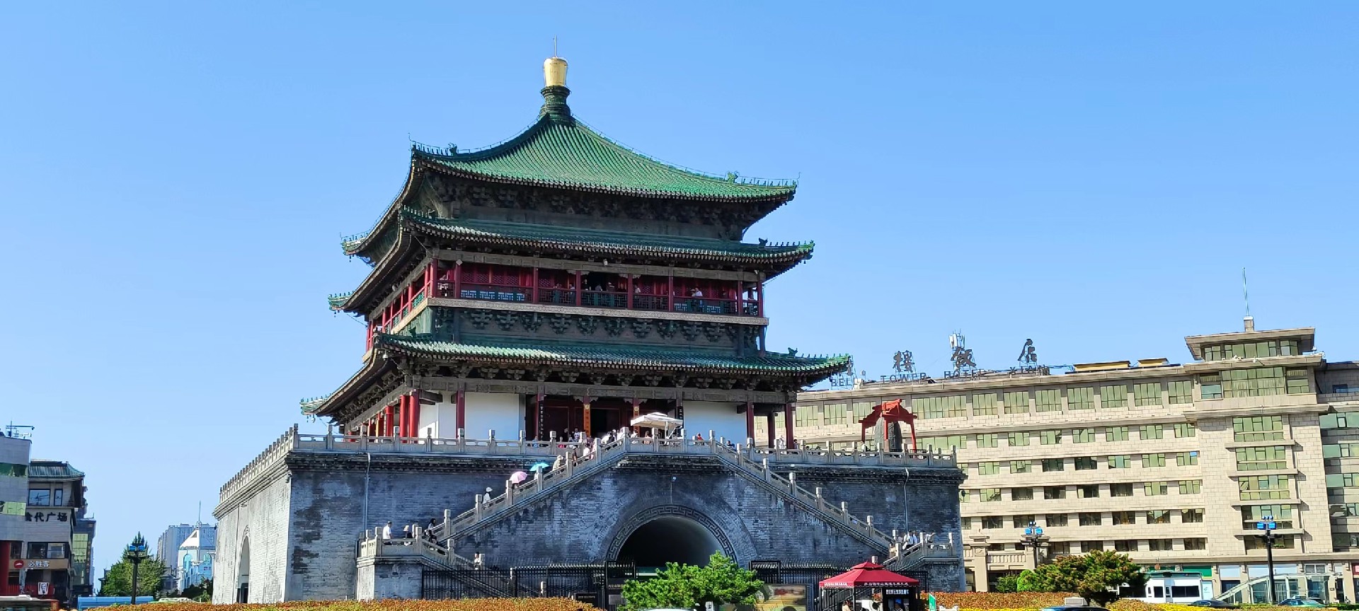 西安是國(guó)務(wù)院公布的首批國(guó)家歷史文化名城，有西周、秦、西漢、唐等在內(nèi)的13個(gè)朝代在此建都，是世界四大古都之一，中國(guó)古都學(xué)會(huì)認(rèn)定的中國(guó)建都朝代最多、帝都?xì)v史最長(zhǎng)的古都。曾經(jīng)作為中國(guó)首都和政治、經(jīng)濟(jì)、文化中心長(zhǎng)達(dá)1100多年。旅游景點(diǎn)有秦始皇兵馬俑博物館、大雁塔、陜西歷史博物館、華清池景區(qū)、碑林博物館等