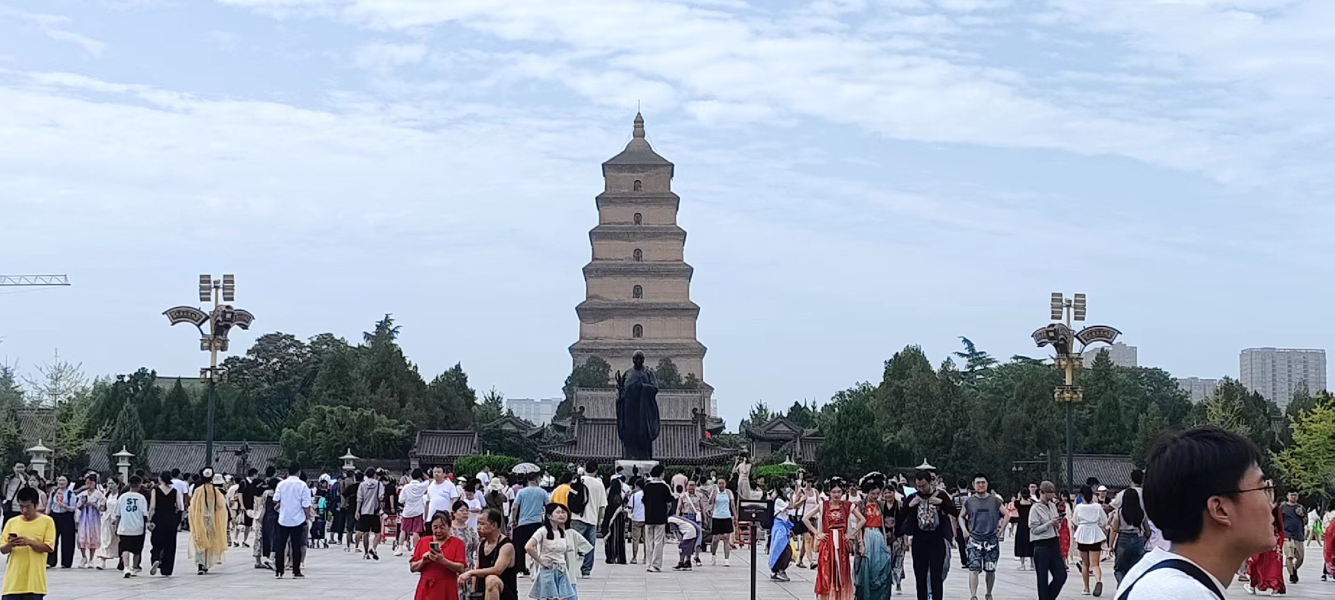 西安是國(guó)務(wù)院公布的首批國(guó)家歷史文化名城，有西周、秦、西漢、唐等在內(nèi)的13個(gè)朝代在此建都，是世界四大古都之一，中國(guó)古都學(xué)會(huì)認(rèn)定的中國(guó)建都朝代最多、帝都?xì)v史最長(zhǎng)的古都。曾經(jīng)作為中國(guó)首都和政治、經(jīng)濟(jì)、文化中心長(zhǎng)達(dá)1100多年。旅游景點(diǎn)有秦始皇兵馬俑博物館、大雁塔、陜西歷史博物館、華清池景區(qū)、碑林博物館等