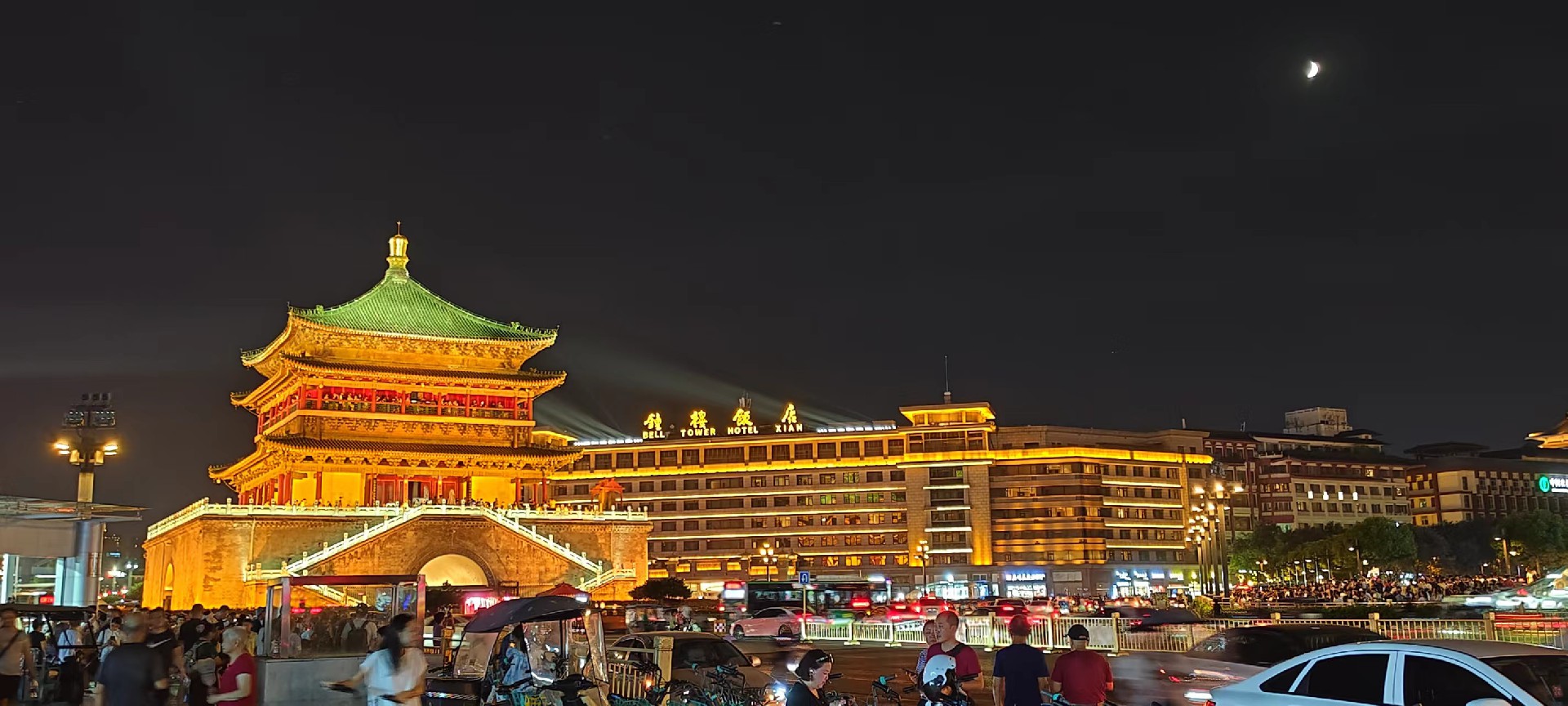 西安是國(guó)務(wù)院公布的首批國(guó)家歷史文化名城，有西周、秦、西漢、唐等在內(nèi)的13個(gè)朝代在此建都，是世界四大古都之一，中國(guó)古都學(xué)會(huì)認(rèn)定的中國(guó)建都朝代最多、帝都?xì)v史最長(zhǎng)的古都。曾經(jīng)作為中國(guó)首都和政治、經(jīng)濟(jì)、文化中心長(zhǎng)達(dá)1100多年。旅游景點(diǎn)有秦始皇兵馬俑博物館、大雁塔、陜西歷史博物館、華清池景區(qū)、碑林博物館等