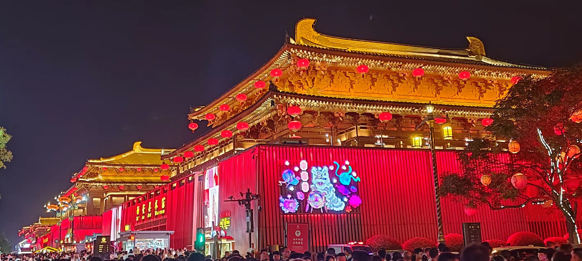 西安是國(guó)務(wù)院公布的首批國(guó)家歷史文化名城，有西周、秦、西漢、唐等在內(nèi)的13個(gè)朝代在此建都，是世界四大古都之一，中國(guó)古都學(xué)會(huì)認(rèn)定的中國(guó)建都朝代最多、帝都?xì)v史最長(zhǎng)的古都。曾經(jīng)作為中國(guó)首都和政治、經(jīng)濟(jì)、文化中心長(zhǎng)達(dá)1100多年。旅游景點(diǎn)有秦始皇兵馬俑博物館、大雁塔、陜西歷史博物館、華清池景區(qū)、碑林博物館等