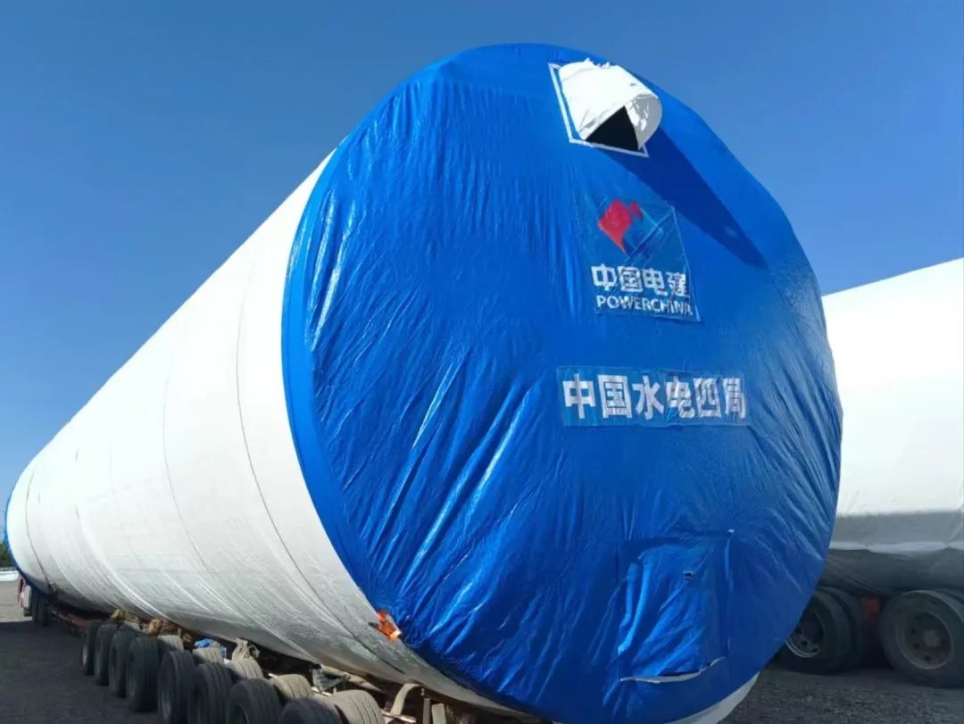 河鋼集團舞鋼生產(chǎn)的一批高端風電項目用鋼板如期發(fā)往客戶，將用于新彊吐魯番市重點能源項目——廣東能源托克遜縣100萬千瓦風電項目的風電塔筒制造。目前，舞鋼已累計向該項目供應高端風電項目用鋼板近2萬噸。 在供貨過程中，舞鋼強化項目跟蹤和技術(shù)營銷，針對該項目設計和建設所需，為用戶設計從生產(chǎn)到供貨以及后期服務的一攬子解決方案。在生產(chǎn)過程中，舞鋼根據(jù)客戶所需，不斷推動工藝和流程優(yōu)化，先后攻克冶煉和軋制環(huán)節(jié)的多個難題，滿足了客戶對鋼板表面質(zhì)量的特殊需求，并保證了按期高質(zhì)量交付。 廣東能源托克遜縣100萬千瓦風電項目（一期50萬千瓦）位于新疆維吾爾自治區(qū)吐魯番市托克遜縣，屬于小草湖風區(qū)。風電場距離托克遜縣僅14公里，距烏魯木齊市約130公里。海拔集中在45至125米，場地開闊，地形較平坦，地勢東南部低、西北部高。本工程擬安裝50臺風力發(fā)電機組，機組塔高126.1米，總工程量約26000噸，是新疆首個直徑超過6米的單機容量達10兆瓦的非分片式風電塔筒。  此項目為新建工程，地處新疆傳統(tǒng)九大風區(qū)之一的吐魯番西部風區(qū)核心位置，擁有得天獨厚的自然資源，與吐魯番市、烏魯木齊兩大用電負荷中心接壤，具備天然的負荷消納優(yōu)勢。項目投產(chǎn)后，年上網(wǎng)電量約23億千瓦時，可節(jié)約標準煤約70萬噸，每年可減少二氧化碳排放233萬噸，將具有良好的經(jīng)濟效益和生態(tài)效益。  百萬千瓦級風電項目的開工建設，標志著吐魯番市在打造千萬千瓦級大型清潔能源基地的征程上又邁出了跨越式的一步，將有力推動吐魯番綠色新能源產(chǎn)業(yè)進入發(fā)展新時期，為建設全疆經(jīng)濟高質(zhì)量發(fā)展示范區(qū)提供新的、強有力的支撐。