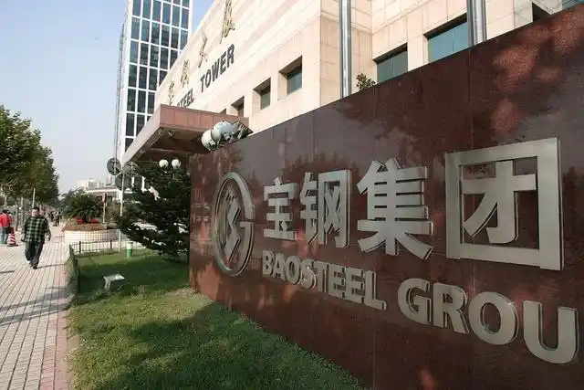 鋼鐵行業(yè)是全球工業(yè)體系中的重要支柱之一,其產(chǎn)品廣泛應(yīng)用于基礎(chǔ)設(shè)施建設(shè)、機(jī)械制造、汽車(chē)工業(yè)等領(lǐng)域。隨著全球工業(yè)化進(jìn)程的不斷深入,鋼鐵行業(yè)呈現(xiàn)出國(guó)際化競(jìng)爭(zhēng)格局。在眾多鋼鐵制造企業(yè)中,有6家公司以其出色的經(jīng)營(yíng)業(yè)績(jī)和強(qiáng)大的市場(chǎng)地位脫穎而出,成為了世界鋼鐵制造業(yè)的領(lǐng)軍企業(yè)。  第一，是總部位于中國(guó)的寶鋼集團(tuán)。寶鋼集團(tuán)創(chuàng)立于1992年,作為中國(guó)最大的鋼鐵生產(chǎn)企業(yè),其年產(chǎn)鋼鐵超過(guò)1億噸,在全球鋼鐵企業(yè)中居首位。寶鋼集團(tuán)擁有先進(jìn)的煉鋼技術(shù)和完善的產(chǎn)業(yè)鏈,產(chǎn)品涵蓋了碳鋼、合金鋼、不銹鋼等多個(gè)品類(lèi),廣泛應(yīng)用于汽車(chē)、家電、建筑等領(lǐng)域。在國(guó)內(nèi)市場(chǎng)上,寶鋼集團(tuán)占據(jù)主導(dǎo)地位,同時(shí)也積極拓展海外市場(chǎng),在全球范圍內(nèi)享有較高的品牌知名度。   第二，是同樣總部設(shè)在中國(guó)的武鋼集團(tuán)。武鋼集團(tuán)成立于1958年,是中國(guó)最早的鋼鐵生產(chǎn)企業(yè)之一,擁有悠久的歷史和豐富的生產(chǎn)經(jīng)驗(yàn)。該集團(tuán)主營(yíng)碳鋼和合金鋼的生產(chǎn),年產(chǎn)量超過(guò)5000萬(wàn)噸,位居全球第二。武鋼集團(tuán)不僅在國(guó)內(nèi)市場(chǎng)占有重要地位,同時(shí)也積極開(kāi)拓海外市場(chǎng),產(chǎn)品遠(yuǎn)銷(xiāo)歐洲、東南亞等地區(qū)。近年來(lái),武鋼集團(tuán)通過(guò)并購(gòu)重組等方式不斷擴(kuò)大產(chǎn)能,提升了其在全球鋼鐵行業(yè)的影響力。   第三，是總部位于印度的塔塔鋼鐵公司。塔塔鋼鐵公司成立于1907年,是全球歷史最悠久的鋼鐵制造企業(yè)之一。該公司年產(chǎn)鋼鐵超過(guò)1800萬(wàn)噸,產(chǎn)品涵蓋了碳鋼、合金鋼、不銹鋼等種類(lèi),廣泛應(yīng)用于汽車(chē)、基礎(chǔ)設(shè)施、機(jī)械制造等領(lǐng)域。憑借雄厚的技術(shù)實(shí)力和優(yōu)秀的管理團(tuán)隊(duì),塔塔鋼鐵公司在全球鋼鐵市場(chǎng)上占據(jù)了重要地位,在發(fā)展中國(guó)家市場(chǎng)尤其具有優(yōu)勢(shì)。   第四，是總部位于日本的新日鐵住金株式會(huì)社。新日鐵住金株式會(huì)社是日本最大的鋼鐵制造企業(yè),年產(chǎn)鋼鐵約4500萬(wàn)噸,位居全球第四。該公司擁有業(yè)內(nèi)領(lǐng)先的技術(shù)水平,在煉鋼、軋鋼等工藝上均有很強(qiáng)的競(jìng)爭(zhēng)力。同時(shí),新日鐵住金還積極推動(dòng)產(chǎn)品創(chuàng)新,開(kāi)發(fā)出多種高性能鋼材,廣泛應(yīng)用于汽車(chē)制造、電子電器等行業(yè)。憑借雄厚的技術(shù)實(shí)力和優(yōu)質(zhì)的產(chǎn)品,新日鐵住金在日本國(guó)內(nèi)以及東亞地區(qū)市場(chǎng)占據(jù)主導(dǎo)地位。   第五,是總部位于韓國(guó)的POSCO。POSCO創(chuàng)立于1968年,是韓國(guó)最大的鋼鐵制造企業(yè),年產(chǎn)鋼鐵約4000萬(wàn)噸。POSCO在煉鋼技術(shù)、產(chǎn)品研發(fā)等方面均處于業(yè)內(nèi)領(lǐng)先水平,旗下?lián)碛卸嗉液Ｍ庾庸?業(yè)務(wù)覆蓋全球主要市場(chǎng)。近年來(lái),POSCO不斷優(yōu)化產(chǎn)品結(jié)構(gòu),提升高附加值鋼材的占比,在汽車(chē)制造、電子等領(lǐng)域具有較強(qiáng)的市場(chǎng)競(jìng)爭(zhēng)力。憑借優(yōu)秀的經(jīng)營(yíng)業(yè)績(jī)和穩(wěn)健的財(cái)務(wù)狀況,POSCO在全球鋼鐵行業(yè)中占據(jù)重要地位。   第六,是總部位于美國(guó)的美國(guó)鋼鐵公司。美國(guó)鋼鐵公司創(chuàng)立于1901年,是美國(guó)最大的鋼鐵制造企業(yè),年產(chǎn)鋼鐵約1600萬(wàn)噸。該公司在碳鋼、不銹鋼等品類(lèi)的生產(chǎn)上均具有較強(qiáng)的技術(shù)實(shí)力,產(chǎn)品廣泛應(yīng)用于汽車(chē)制造、基礎(chǔ)設(shè)施建設(shè)等領(lǐng)域。近年來(lái),美國(guó)鋼鐵公司通過(guò)資產(chǎn)重組和技術(shù)創(chuàng)新等措施,不斷提升自身競(jìng)爭(zhēng)力,在北美市場(chǎng)保持領(lǐng)先地位。   舉報(bào)/反饋