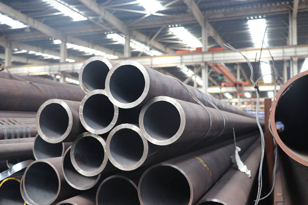 無縫管 (seamless tube)    美標API 5L  無縫管是一種具有中空截面、周邊沒有接縫的長條鋼材。鋼管具有中空截面，大量用作輸送流體的管道，如輸送石油、天然氣、煤氣、水及某些固體物料的管道等。鋼管與圓鋼等實心鋼材相比，在抗彎抗扭強度相同時，重量較輕，是一種經(jīng)濟截面鋼材，廣泛用于制造結(jié)構(gòu)件和機械零件，如石油鉆桿、汽車傳動軸、自行車架以及建筑施工中用的鋼腳手架等。用鋼管制造環(huán)形零件，可提高材料利用率，簡化制造工序，節(jié)約材料和加工工時，如滾動軸承套圈、千斤頂套等，目前已廣泛用鋼管來制造。鋼管還是各種常規(guī)武器不可缺少的材料，槍管、炮筒等都要鋼管來制造。鋼管按橫截面積形狀的不同可分為圓管和異型管。由于在周長相等的條件下，圓面積最大，用圓形管可以輸送更多的流體。此外，圓環(huán)截面在承受內(nèi)部或外部徑向壓力時，受力較均勻，因此，絕大多數(shù)鋼管是圓管。  但是，圓管也有一定的局限性，如在受平面彎曲的條件下，圓管就不如方、矩形管抗彎強度大，一些農(nóng)機具骨架、鋼木家具等就常用方、矩形管。根據(jù)不同用途還需有其他截面形狀的異型鋼管。  目前，全世界生產(chǎn)無縫管的共計有110多個國家的1850多個公司下的5100多個生產(chǎn)廠，其中生產(chǎn)石油管的有44個國家的170多個公司下的260多個廠。2000年，無縫管全國表觀消費量為418.0萬噸，其中國內(nèi)供應(yīng)量的382.1萬噸，占國內(nèi)總需求的91.4%。進口為35.9萬噸，占國內(nèi)總需求的8.59%。同年石油管消費量大約為91萬噸。進口約25.2萬噸。進口管占國內(nèi)總消費量的大約70%，其中進口管占國內(nèi)總消費量的27.69%，石油管進口量約占無縫管總進口量的大約70%。從日本進口的石油管占總進口量一半以上。中國最大的石油套管生產(chǎn)基地——天津鋼管公司2000年的鋼管產(chǎn)品出來為52.20萬噸，其中石油套管產(chǎn)量為36.41萬噸。套管占全國石油產(chǎn)量的一半以上。在產(chǎn)量和銷售量上都占中國套管市場的第一位。    從國際和國內(nèi)兩個市場來看，無縫管（包括石油專用管）的現(xiàn)有生產(chǎn)能力均已大于需求。所以，今后的重點應(yīng)放在充分發(fā)揮現(xiàn)有機組的能力，開發(fā)出高強度等級、高抗擊毀、高抗腐蝕的石油管、高壓鍋爐管和氣瓶管等產(chǎn)品。也是國家針對當(dāng)前我國鋼鐵市場進行優(yōu)化產(chǎn)品結(jié)構(gòu)的內(nèi)容。這也是增加在國內(nèi)外產(chǎn)品競爭力、擴大市場份額的關(guān)鍵所在。就是說，提高國內(nèi)鋼管企業(yè)的市場競爭力是加和WTO以后國內(nèi)企業(yè)長期的任務(wù)和成功發(fā)展的關(guān)鍵。  1.結(jié)構(gòu)用無縫管（GB/T8162-1999）是用于一般結(jié)構(gòu)和機械結(jié)構(gòu)的無縫管。  2.流體輸送用無縫管（GB/T8163-1999）是用于輸送水、油、氣等流體的一般無縫管。  3.低中壓鍋爐用無縫管（GB3087-1999）是用于制造各種結(jié)構(gòu)低中壓鍋爐過熱蒸汽管、沸水管及機車鍋爐用過熱蒸汽管、大煙管、小煙管和拱磚管用的優(yōu)質(zhì)碳素結(jié)構(gòu)鋼熱軋和冷拔（軋）無縫管。  4.高壓鍋爐用無縫管（GB5310-1995）是用于制造高壓及其以上壓力的水管鍋爐受熱面用的優(yōu)質(zhì)碳素鋼、合金鋼和不銹耐熱鋼無縫管。  5.化肥設(shè)備用高壓無縫管（GB6479-2000）是適用于工作溫度為-40~400℃、工作壓力為10~30Ma的化工設(shè)備和管道的優(yōu)質(zhì)碳素結(jié)構(gòu)鋼和合金鋼無縫管。  6.石油裂化用無縫管（GB9948-88）是適用于石油精煉廠的爐管、熱交換器和管道無縫管。  7.地質(zhì)鉆探用鋼管（YB235-70）是供地質(zhì)部門進行巖心鉆探使用的鋼管，按用途可分為鉆桿、鉆鋌、巖心管、套管和沉淀管等。  8.金剛石巖芯鉆探用無縫管（GB3423-82）是用于金剛石巖芯鉆探的鉆桿、巖心桿、套管的無縫管。  9.石油鉆探管（YB528-65）是用于石油鉆探兩端內(nèi)加厚或外加厚的無縫管。鋼管分車絲和不車絲兩種，車絲管用接頭聯(lián)結(jié)，不車絲管用對焊的方法與工具接頭聯(lián)結(jié)。  10.船舶用碳鋼無縫管（GB5213-85）是制造船舶I級耐壓管系、Ⅱ級耐壓管系、鍋爐及過熱器用的碳素鋼無縫管。碳素鋼無縫管管壁工作溫度不超過450℃，合金鋼無縫管管壁工作溫度超過450℃。  11.汽車半軸套管用無縫管（GB3088-82）是制造汽車半軸套管及驅(qū)動橋橋殼軸管用的優(yōu)質(zhì)碳素結(jié)構(gòu)鋼和合金結(jié)構(gòu)鋼熱軋無縫管。  12.柴油機用高壓油管（GB3093-86）是制造柴油機噴射系統(tǒng)高壓管用的冷拔無縫管。  13.液壓和氣動缸筒用精密內(nèi)徑無縫管（GB8713-88）是制造液壓和氣動缸筒用的具有精密內(nèi)徑尺寸的冷拔或冷軋精密無縫管。  14.冷拔或冷軋精密無縫管（GB3639-83）是用于機械結(jié)構(gòu)、液壓設(shè)備的尺寸精度高和表面光潔度好的冷拔或冷軋精密無縫管。選用精密無縫管制造機械結(jié)構(gòu)或液壓設(shè)備等，可以大大節(jié)約機械加工工時，提高材料利用率，同時有利于提高產(chǎn)品質(zhì)量。  15.結(jié)構(gòu)用不銹鋼無縫管（GB/T14975-1994）是廣泛用于化工、石油、輕紡、醫(yī)療、食品、機械等工業(yè)的耐腐蝕管道和結(jié)構(gòu)件及零件的不銹鋼制成的熱軋（擠、擴）和冷拔（軋）無縫管。  16.流體輸送用不銹鋼無縫管（GB/T14976-1994）是用于輸送流體的不銹鋼制成的熱軋（擠、擴）和冷拔（軋）無縫管。  17.異型無縫管是除了圓管以外的其他截面形狀的無縫管的總稱。按鋼管截面形狀尺寸的不同又可分為等壁厚異型無縫管（代號為D）、不等壁厚異型無縫管（代號為BD）、變直徑異型無縫管（代號為BJ）。異型無縫管廣泛用于各種結(jié)構(gòu)件、工具和機械零部件。和圓管相比，異型管一般都有較大的慣性矩和截面模數(shù)，有較大的抗彎抗扭能力，可以大大減輕結(jié)構(gòu)重量，節(jié)約鋼材。  一般用無縫管是用10、20、30、35、45等優(yōu)質(zhì)碳結(jié)鋼16Mn、5MnV等低合金結(jié)構(gòu)鋼或40Cr、30CrMnSi、45Mn2、40MnB等合結(jié)鋼熱軋或冷軋制成的。10、20等低碳鋼制造的無縫管主要用于流體輸送管道。45、40Cr等中碳鋼制成的無縫管用來制造機械零件，如汽車、拖拉機的受力零件。一般用無縫管要保證強度和壓扁試驗。熱軋鋼管以熱軋狀態(tài)或熱處理狀態(tài)交貨；冷軋以熱以熱處理狀態(tài)交貨。低中壓鍋爐用無縫管：用于制造各種低中壓鍋爐、過熱蒸汽管、沸水管、水冷壁管及機車鍋爐用過熱蒸汽管、大煙管、小煙管和拱磚管等。  用優(yōu)質(zhì)碳素結(jié)構(gòu)鋼熱軋或冷軋（撥）無縫管。主要用10、20號鋼制造，除保證化學(xué)成分和機械性能外要做水壓試驗，卷邊、擴口、壓扁等試驗。熱軋以熱軋狀態(tài)交貨、冷軋（撥）以熱處理狀態(tài)交貨。  無縫管計算公式及舉例說明：（kg/m）W=0.02466×S（D–S）D=外徑S=壁厚  外徑為60mm壁厚4mm的無縫鋼管，求每m重量。每m重量=0.02466×4×（60–4）=5.52kg