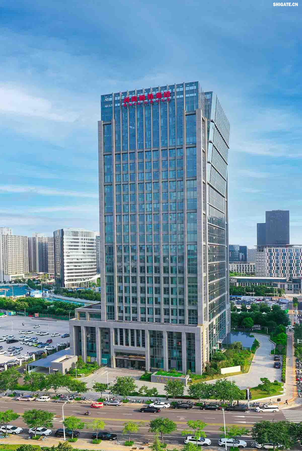 111.jpg 河南鋼鐵集團(tuán)鄭州總部    河南鋼鐵集團(tuán)有限公司（以下簡稱河南鋼鐵集團(tuán)）2023年3月1日注冊成立，注冊資本為人民幣200億元，旗下有安鋼股份公司、周口鋼鐵公司（周鋼）、洛陽銅加工集團(tuán)、舞陽礦業(yè)公司等子企業(yè)。薄學(xué)斌同志任董事長。河南鋼鐵集團(tuán)是省委、省政府為推動全省鋼鐵產(chǎn)業(yè)轉(zhuǎn)型提質(zhì)、結(jié)構(gòu)調(diào)整和布局優(yōu)化，而作出的重大決策。河南鋼鐵集團(tuán)的核心企業(yè)安鋼始建于1958年，是新中國第一批重點(diǎn)建設(shè)的鋼鐵企業(yè)，為河南經(jīng)濟(jì)社會發(fā)展作出了不可磨滅的歷史性貢獻(xiàn)。2023年12月，洛陽銅加工集團(tuán)有限責(zé)任公司加入集團(tuán)大家庭，開啟了全省鋼鐵、有色產(chǎn)業(yè)融合發(fā)展新征程；2024年7月，集團(tuán)進(jìn)入省管重要骨干企業(yè)序列，肩負(fù)起帶動全省鋼鐵產(chǎn)業(yè)轉(zhuǎn)型提質(zhì)、結(jié)構(gòu)調(diào)整、布局優(yōu)化和推進(jìn)全省鋼鋁銅鎂融合發(fā)展的重要使命。  新的歷史時期，河南鋼鐵集團(tuán)深入學(xué)習(xí)貫徹習(xí)近平總書記關(guān)于建設(shè)現(xiàn)代化產(chǎn)業(yè)體系的重要論述，主動扛起引領(lǐng)帶動全省鋼鐵產(chǎn)業(yè)和有色產(chǎn)業(yè)高質(zhì)量發(fā)展的責(zé)任擔(dān)當(dāng)，明確了今后一個時期“1356”發(fā)展格局，構(gòu)畫了未來發(fā)展的大方向、大路子。按照“穩(wěn)住基本盤、邁向中高端、搶占新賽道”的發(fā)展路徑和“一年打基礎(chǔ)、三年上臺階、五年創(chuàng)一流”階段目標(biāo)，堅(jiān)持高端化、智能化、綠色化，向特鋼轉(zhuǎn)型，向先進(jìn)合金材料轉(zhuǎn)型，著力打造效益一流、產(chǎn)品一流、技術(shù)一流、品牌一流、環(huán)境一流、管理一流，營業(yè)收入、資產(chǎn)規(guī)模均達(dá)千億級，具有國際影響力、國內(nèi)一流競爭力、區(qū)域最強(qiáng)帶動力的現(xiàn)代化冶金產(chǎn)業(yè)集團(tuán)。