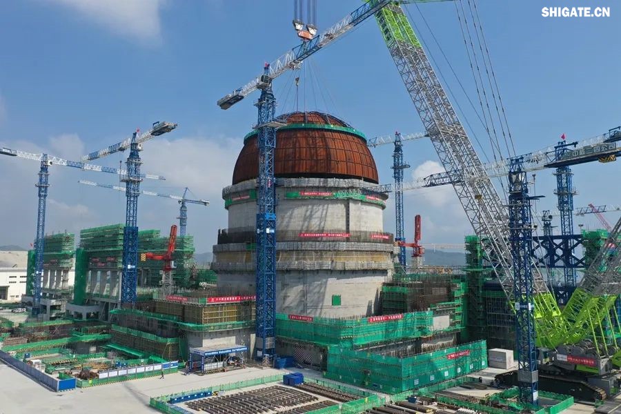 近日，“華龍一號(hào)”批量化建設(shè)項(xiàng)目——漳州核電項(xiàng)目2號(hào)機(jī)組熱態(tài)性能試驗(yàn)順利完成。河鋼集團(tuán)舞鋼公司生產(chǎn)的高端核電鋼板批量應(yīng)用在漳州核電項(xiàng)目1~4號(hào)機(jī)組的穩(wěn)壓器、蒸汽發(fā)生器、人員閘門(mén)、設(shè)備閘門(mén)、硼注箱等核島級(jí)關(guān)鍵設(shè)備制造。  舞鋼公司堅(jiān)定特鋼思路，依托自身深厚的技術(shù)積淀，不斷開(kāi)發(fā)更多滿足市場(chǎng)需求的高端核電鋼。針對(duì)漳州核電項(xiàng)目用鋼特點(diǎn)，舞鋼公司組建專(zhuān)項(xiàng)技術(shù)團(tuán)隊(duì)，進(jìn)一步完善核電鋼板質(zhì)量保證體系，優(yōu)化冶煉、軋制與熱處理工藝，確保了生產(chǎn)出的高端核電用鋼板性能穩(wěn)定，滿足了客戶需求，成功實(shí)現(xiàn)批量應(yīng)用，為“華龍一號(hào)”核電項(xiàng)目建設(shè)提供了重要的材料保障，助力我國(guó)核電產(chǎn)業(yè)發(fā)展。     b5c22239-6b29-4959-9963-b9c789c943c8.jpg     漳州核電項(xiàng)目是我國(guó)自主三代核電技術(shù)“華龍一號(hào)”批量化建設(shè)的始發(fā)地，也是全球最大的“華龍一號(hào)”核電基地，規(guī)劃建設(shè)6臺(tái)“華龍一號(hào)”核電機(jī)組，總裝機(jī)容量720萬(wàn)千瓦，全部投產(chǎn)后年發(fā)電量超600億千瓦時(shí)。  從秦山核電站到漳州核電項(xiàng)目，從常規(guī)島到核島，舞鋼公司生產(chǎn)的核電鋼板深度參與了我國(guó)眾多核電項(xiàng)目建設(shè)。隨著“華龍一號(hào)”批量化建設(shè)的快速推進(jìn)，舞鋼公司將繼續(xù)以“科技創(chuàng)新和技術(shù)營(yíng)銷(xiāo)”為兩大引擎，助推“雙碳”目標(biāo)實(shí)現(xiàn)，促進(jìn)全球清潔能源發(fā)展貢獻(xiàn)“中國(guó)方案”。