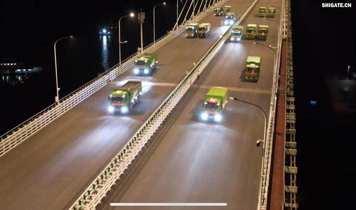 6月16日22時(shí)，世界最大跨度斜拉橋——常泰長江大橋燈火通明，車聲轟鳴，一場通車前的“極限挑戰(zhàn)”正緊張進(jìn)行。30輛總重達(dá)1200噸的四軸加載車，分批列隊(duì)駛上橋面預(yù)先劃定的?？奎c(diǎn)，并由提前布置在橋梁各關(guān)鍵部位的869個(gè)傳感器開展實(shí)時(shí)監(jiān)測，采集測試數(shù)據(jù)。由此，大橋跨江公鐵合建段主橋橋梁荷載試驗(yàn)全面啟動。    AA1GQ79M.jpg    這次荷載試驗(yàn)覆蓋范圍具體包括1座主跨1208米斜拉橋、2座主跨388米鋼桁拱專用航道橋、1座非通航道孔橋以及南北兩座引橋，共設(shè)計(jì)119個(gè)靜載工況和111個(gè)動載工況。其中，最大對稱靜力加載工況將動用110輛四軸加載車，總重達(dá)4400噸。試驗(yàn)將持續(xù)一周，分五個(gè)階段進(jìn)行。試驗(yàn)首日在錄安洲非通航孔橋和常州側(cè)公鐵合建段引橋?qū)嵤? 常泰長江大橋是連通常州與泰興的跨江通道，是長江上首座集高速公路、城際鐵路和普通公路三種功能于一體的雙層復(fù)合型橋梁，計(jì)劃于今年年內(nèi)基本建成。它的上層為雙向六車道高速公路，下層為雙線城際鐵路和普通公路。如此復(fù)雜的結(jié)構(gòu)，如何確保它在未來百年服役中安全可靠？答案就藏在荷載試驗(yàn)中。    AA1GQduQ.jpg    荷載試驗(yàn)堪稱橋梁通車前的“綜合大考”，是確保橋梁安全運(yùn)營的“體檢報(bào)告”。江蘇省交通工程建設(shè)局常泰長江大橋建設(shè)指揮部現(xiàn)場常務(wù)副指揮長夏鵬飛介紹，“荷載試驗(yàn)是檢測橋梁結(jié)構(gòu)安全和承載能力的重要手段，通過科學(xué)的加載測試和數(shù)據(jù)采集分析，驗(yàn)證實(shí)際成橋狀態(tài)與理論設(shè)計(jì)的鍥合度，確保常泰長江大橋運(yùn)營安全?！笨紤]到大橋主體采用鋼結(jié)構(gòu)和鋼-混凝土組合結(jié)構(gòu)，為最大限度減少晝夜溫差對測試數(shù)據(jù)的影響，所有試驗(yàn)均安排在夜間實(shí)施。  通過一系列科學(xué)嚴(yán)謹(jǐn)?shù)暮奢d測試，這座世界級多功能大橋的實(shí)際性能將得到充分檢驗(yàn)，為常泰長江大橋后續(xù)安全通車運(yùn)營提供至關(guān)重要的數(shù)據(jù)支撐。