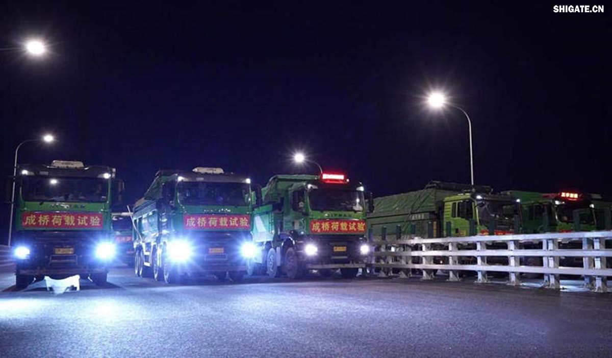 6月16日22時(shí)，世界最大跨度斜拉橋——常泰長江大橋燈火通明，車聲轟鳴，一場通車前的“極限挑戰(zhàn)”正緊張進(jìn)行。30輛總重達(dá)1200噸的四軸加載車，分批列隊(duì)駛上橋面預(yù)先劃定的停靠點(diǎn)，并由提前布置在橋梁各關(guān)鍵部位的869個(gè)傳感器開展實(shí)時(shí)監(jiān)測，采集測試數(shù)據(jù)。由此，大橋跨江公鐵合建段主橋橋梁荷載試驗(yàn)全面啟動。    AA1GQ79M.jpg    這次荷載試驗(yàn)覆蓋范圍具體包括1座主跨1208米斜拉橋、2座主跨388米鋼桁拱專用航道橋、1座非通航道孔橋以及南北兩座引橋，共設(shè)計(jì)119個(gè)靜載工況和111個(gè)動載工況。其中，最大對稱靜力加載工況將動用110輛四軸加載車，總重達(dá)4400噸。試驗(yàn)將持續(xù)一周，分五個(gè)階段進(jìn)行。試驗(yàn)首日在錄安洲非通航孔橋和常州側(cè)公鐵合建段引橋?qū)嵤? 常泰長江大橋是連通常州與泰興的跨江通道，是長江上首座集高速公路、城際鐵路和普通公路三種功能于一體的雙層復(fù)合型橋梁，計(jì)劃于今年年內(nèi)基本建成。它的上層為雙向六車道高速公路，下層為雙線城際鐵路和普通公路。如此復(fù)雜的結(jié)構(gòu)，如何確保它在未來百年服役中安全可靠？答案就藏在荷載試驗(yàn)中。    AA1GQduQ.jpg    荷載試驗(yàn)堪稱橋梁通車前的“綜合大考”，是確保橋梁安全運(yùn)營的“體檢報(bào)告”。江蘇省交通工程建設(shè)局常泰長江大橋建設(shè)指揮部現(xiàn)場常務(wù)副指揮長夏鵬飛介紹，“荷載試驗(yàn)是檢測橋梁結(jié)構(gòu)安全和承載能力的重要手段，通過科學(xué)的加載測試和數(shù)據(jù)采集分析，驗(yàn)證實(shí)際成橋狀態(tài)與理論設(shè)計(jì)的鍥合度，確保常泰長江大橋運(yùn)營安全。”考慮到大橋主體采用鋼結(jié)構(gòu)和鋼-混凝土組合結(jié)構(gòu)，為最大限度減少晝夜溫差對測試數(shù)據(jù)的影響，所有試驗(yàn)均安排在夜間實(shí)施。  通過一系列科學(xué)嚴(yán)謹(jǐn)?shù)暮奢d測試，這座世界級多功能大橋的實(shí)際性能將得到充分檢驗(yàn)，為常泰長江大橋后續(xù)安全通車運(yùn)營提供至關(guān)重要的數(shù)據(jù)支撐。