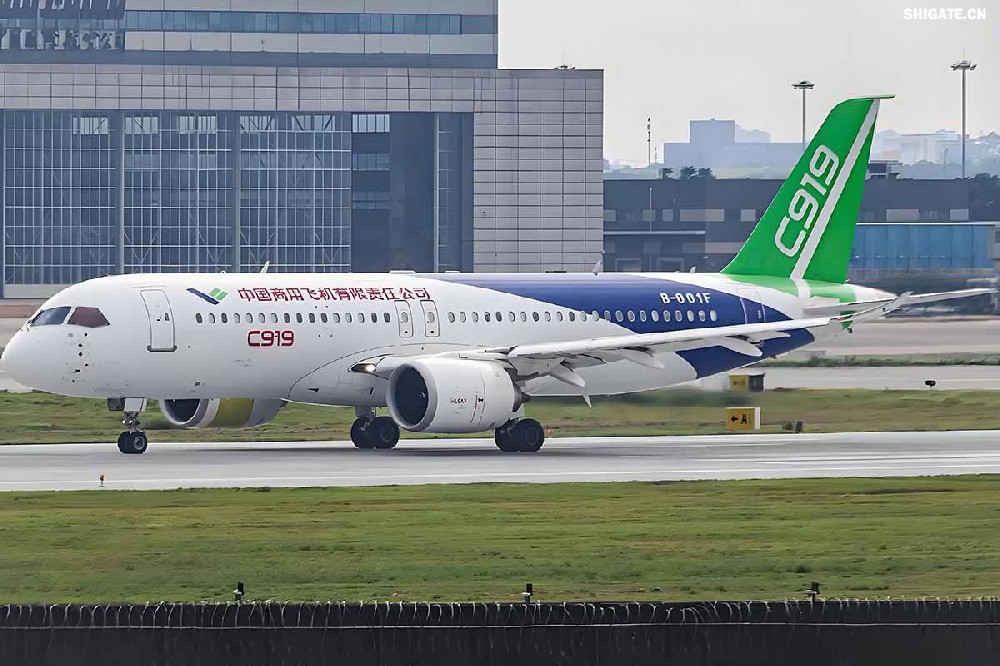 12月9日，國產(chǎn)大飛機(jī)C919的全球首家用戶東航，正式接收首架C919飛機(jī)，標(biāo)志著國產(chǎn)大飛機(jī)邁出市場運營的“第一步”，也標(biāo)志著中國民航運輸市場首次擁有中國自主研發(fā)的噴氣式干線飛機(jī)。  消息傳來，河鋼集團(tuán)干部職工倍感振奮。因為，國產(chǎn)大飛機(jī)工程也凝聚了河鋼干部職工的心血和汗水，見證了河鋼人的獨特貢獻(xiàn)。河鋼自主研發(fā)的390mm大厚度調(diào)質(zhì)鋼20MnNiMo，填補(bǔ)國內(nèi)空白，用于大飛機(jī)項目的核心設(shè)備——世界最大的8萬噸級模鍛壓機(jī)制造，為國產(chǎn)大飛機(jī)提供堅強(qiáng)的鋼鐵支撐。    建功大國重器  航空模鍛件是飛機(jī)的“鋼脊鐵翅”，需要大型的模鍛設(shè)備才能高質(zhì)量批量鍛制。在中國制造大型模鍛壓機(jī)之前，僅有美國、俄羅斯、法國3個國家有類似設(shè)備，最大鍛造等級為俄羅斯的7.5萬噸級。  2003年，我國啟動重型模鍛壓機(jī)論證，組成專家隊伍開始研制世界最大的8萬噸級大型模鍛壓機(jī)。正是該項目的啟動，讓河鋼與國產(chǎn)大飛機(jī)結(jié)下不解之緣。  制造模鍛壓機(jī)機(jī)架所用頂級鋼板——大厚度調(diào)質(zhì)鋼20MnNiMo，是該裝備中生產(chǎn)難度最大的鋼種，內(nèi)部致密度、純潔度、機(jī)械性能及平直度等各項標(biāo)準(zhǔn)要求極高，且由于鋼板大單重、大厚度，其表面質(zhì)量、性能合格率、探傷合格率極難保證，生產(chǎn)難度很大。此前，國內(nèi)沒有廠家能夠生產(chǎn)，國外進(jìn)口同類鋼板每噸價格高達(dá)8萬元。  “為國造好鋼，建功大國重器。助力大飛機(jī)制造，河鋼人義不容辭！”2009年2月，接到任務(wù)的河鋼集團(tuán)舞鋼公司（以下簡稱舞鋼）立即組織技術(shù)人員開展專項攻關(guān)，先后解決了鋼板內(nèi)部金屬致密度純潔度、鋼板表面質(zhì)量、鋼板熱處理機(jī)械性能、鋼板平直度等多項重大技術(shù)難題。  經(jīng)過6個多月的攻堅克難，2009年7月，總量為82塊、2348噸的390mm大厚度調(diào)質(zhì)鋼20MnNiMo全部生產(chǎn)完畢并成功交付。產(chǎn)品各項性能均超出國外同類產(chǎn)品標(biāo)準(zhǔn)，完全能夠滿足使用要求，價格卻遠(yuǎn)遠(yuǎn)低于同類進(jìn)口產(chǎn)品，鋼板全部高質(zhì)量按期交貨，獲得高度評價。  2013年4月，8萬噸級大型模鍛壓機(jī)建成投產(chǎn)。這臺總高42米、總重2.2萬噸的世界最大模鍛壓機(jī)，最大模鍛壓制力可達(dá)1000MN，壓機(jī)尺寸、整體質(zhì)量和最大單件重量均為世界之首，僅用3分半鐘便可制作一個飛機(jī)起落架，將我國高端重大裝備的制造能力托舉到國際頂級水平。  2015年11月2日，由8萬噸大型模鍛壓機(jī)生產(chǎn)出的首款新一代噴氣式干線客機(jī)C919，面向全球公開亮相，壓機(jī)尺寸、整體質(zhì)量和最大單件重量均為世界之首。    研發(fā)“爭氣鋼”  在河鋼人心中，為國產(chǎn)大飛機(jī)項目關(guān)鍵設(shè)備自主研發(fā)“爭氣鋼”，是一份舍我其誰的光榮和信任，更是一份為國爭光的使命和責(zé)任。秉持著這樣的認(rèn)識和定位，舞鋼技術(shù)人員充分發(fā)揮技術(shù)優(yōu)勢，通力協(xié)作、密切配合，圓滿完成390mm大厚度調(diào)質(zhì)鋼20MnNiMo研制任務(wù)。大厚度調(diào)質(zhì)鋼20MnNiMo的研發(fā)過程中，煉鋼過程是關(guān)鍵環(huán)節(jié)之一。“由于390毫米厚的大飛機(jī)用調(diào)質(zhì)鋼20MnNiMo要求內(nèi)部致密度、潔凈度、調(diào)質(zhì)后機(jī)械性能等各項標(biāo)準(zhǔn)都非常高，在一煉鋼環(huán)節(jié)，生產(chǎn)高品質(zhì)的合格電渣錠熔煉母材——優(yōu)質(zhì)20MnNiMo連鑄坯是基礎(chǔ)。”作為舞鋼電渣重熔技術(shù)的首批研發(fā)者、參與者、見證者，舞鋼一檔技術(shù)主管畢殿閣談及該鋼的研發(fā)記憶猶新，“在此之前，20MnNiMo鋼種從未在舞鋼一煉鋼1900mm連鑄機(jī)生產(chǎn)線上生產(chǎn)過。”  據(jù)畢殿閣介紹，由于高鎳高鉬連鑄坯易產(chǎn)生裂紋，生產(chǎn)困難不可想象。但大飛機(jī)項目作為國家一項重大項目，“建功大國重器”激發(fā)了職工們的榮耀感和使命感，舞鋼為此專門成立了攻關(guān)隊，并制定了一系列激勵措施，全力以赴挑戰(zhàn)極限，克服了一切不可預(yù)見的困難。  連鑄車間從控制澆注鋼水過熱度、調(diào)整鑄機(jī)二冷水參數(shù)、調(diào)整鑄機(jī)澆注拉速等，一項一項消除可能造成澆注失敗的不利因素，成功研發(fā)出了針對20MnNiMo鋼種的澆注工藝，并保證了鋼坯成功澆注。在電渣重熔環(huán)節(jié)，創(chuàng)新渣系的研究與開發(fā)以及熔速、冷卻制度，確保電渣爐的生產(chǎn)順行和電渣錠內(nèi)部質(zhì)量。  20MnNiMo鋼板軋制環(huán)節(jié)，更是困難重重，最大的難關(guān)莫過于鋼板表面質(zhì)量及板型軋制攻關(guān)。  今年50歲的“河鋼工匠”、舞鋼軋鋼首批高級作業(yè)師任亞強(qiáng)是當(dāng)時20MnNiMo軋制攻關(guān)團(tuán)隊的主操手?！爱?dāng)時是20MnNiMo鋼板的國內(nèi)首次生產(chǎn)，我們必須要精心操作、精準(zhǔn)控制，努力實現(xiàn)‘國內(nèi)首創(chuàng)’優(yōu)秀成果?！睘榇?，任亞強(qiáng)連續(xù)半個月堅守在崗位上，并通過自己的觀察、思考，提出在軋制中對留尾、展寬及道次壓下量進(jìn)行優(yōu)化，改善鋼板平直度，在終軋道次采用低速大壓下規(guī)程軋制的工藝改進(jìn)方案。方案實施后，攻克了該鋼表面不允許有任何缺陷，平直度不超過6mm/米的行業(yè)軋制技術(shù)難題，圓滿完成該鋼種的軋制任務(wù)。  “人隨鋼走”是研發(fā)團(tuán)隊成員、舞鋼科技部核電鋼研究所主管工程師張萌工作狀態(tài)的寫照。那段時間里，他日夜跟蹤生產(chǎn)，從煉鋼到軋鋼，采集記錄數(shù)據(jù)，為各環(huán)節(jié)的技術(shù)升級積淀原始依據(jù)。  為攻克該類大厚度鋼板內(nèi)部性能易波動行業(yè)難題，他和同事輪流在生產(chǎn)現(xiàn)場熬夜，實在困了就趴在桌子邊打個盹兒。經(jīng)過反復(fù)研究、試驗，他們最終找出了問題原因，根據(jù)試驗數(shù)據(jù)三次對工藝進(jìn)行技術(shù)升級，得到了最優(yōu)工藝方案，也為后續(xù)其他品種電渣鋼的研發(fā)打下基礎(chǔ)。在鋼板熱處理工序，專門對一軋鋼的車底式爐進(jìn)行技術(shù)升級攻關(guān)，保證了390mm厚、5米多長的鋼板熱處理冷卻后的性能穩(wěn)定；他們創(chuàng)新鋼板壓平工藝，攻克了鋼板的平直度難以控制的技術(shù)難題。  回憶那段難忘的研制經(jīng)歷，張萌動情地說：“在熱處理環(huán)節(jié)，面對著數(shù)百度的輻射高溫，我們的職工們一只胳膊擋住被烤得生疼的臉，另一只胳膊湊近鋼板去放墊塊。正是經(jīng)受住這樣的‘烤’驗，和精細(xì)到每一個環(huán)節(jié)的全方位過程控制，才讓我們收獲了來之不易的研發(fā)碩果?！?   點亮河鋼品牌  390mm大厚度調(diào)質(zhì)鋼20MnNiMo的成功研制，為舞鋼積淀了豐厚的技術(shù)優(yōu)勢——“大飛機(jī)項目用390mm厚20MnNiMo鋼板的研制開發(fā)”技術(shù)成果榮獲中國鋼鐵工業(yè)協(xié)會、中國金屬學(xué)會和河北省冶金科學(xué)技術(shù)獎；電渣重熔技術(shù)成為舞鋼當(dāng)前的“王牌技術(shù)”之一，電渣重熔水電鋼S500Q、S550Q最大厚度達(dá)到285mm厚度，在國內(nèi)獨占鰲頭；核電鋼Q345D國標(biāo)一級探傷要求380mm厚度規(guī)格品質(zhì)國內(nèi)首屈一指……以研發(fā)國家重大工程急需鋼材為己任，舞鋼在全面對接高端市場、服務(wù)國家重大工程中，實現(xiàn)了產(chǎn)品競爭力的快速提升。  在航空航天用鋼領(lǐng)域，舞鋼為中國首次載人航天飛行及天宮一號、神舟九號和長征二號F的研制配套做出了突出貢獻(xiàn)。同時，在水電、核電、石油化工煤化工、海洋工程、高層建筑、橋梁等用鋼諸多領(lǐng)域，均發(fā)揮了關(guān)鍵性作用。  舞鋼的產(chǎn)品創(chuàng)新研發(fā)，是河鋼持續(xù)推進(jìn)客戶結(jié)構(gòu)、產(chǎn)品結(jié)構(gòu)“兩個結(jié)構(gòu)優(yōu)化”的縮影。近年來，河鋼大力培育行業(yè)第一、唯一，加快在超高強(qiáng)汽車鋼、覆膜家電板、海工鋼等領(lǐng)域打造更多“單打冠軍”。  研制開發(fā)的船用LNG低溫奧氏體型高錳鋼、超厚加釩鉻鉬鋼板、特殊功能鋅鋁鎂涂層等30余個新產(chǎn)品填補(bǔ)國內(nèi)空白。核電用鋼、海洋工程用鋼、鍋爐及壓力容器用鋼、高強(qiáng)抗震鋼筋等產(chǎn)品國內(nèi)第一品牌優(yōu)勢更加凸顯……  如今，河鋼定制研發(fā)的一系列高端產(chǎn)品廣泛應(yīng)用于港珠澳大橋、“華龍一號”核電站、“天眼”工程、奧運工程、國產(chǎn)大飛機(jī)、極地重載運輸船、航空航天等系列重大科技和工程項目，在鑄就“大國重器”中彰顯了河鋼品牌的力量與擔(dān)當(dāng)。