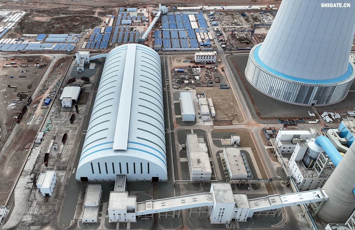 9月4日，我國首個“沙戈荒”新能源外送基地——新疆華電哈密2×100萬千瓦煤電項目建成投產，經過為期半個多月試運行，狀況良好。在該項目建設過程中，河鋼集團舞鋼公司高端容器鋼板替代進口，獨家用于項目所需國內首批100萬千瓦高效超超臨界純燃新疆高堿煤鍋爐等核心設備的制作，為國家重點新能源項目建設作出突出貢獻。    新疆華電哈密2×100萬千瓦煤電項目是國家十四五重點能源項目，新疆天山北麓戈壁能源基地重要組成部分，也是我國首個“沙戈荒”新能源外送基地首批機組和“疆電入渝”首批電源項目。新疆天山北麓戈壁能源基地通過“風光火熱儲一體化”模式，推動新能源高比例外送，對優(yōu)化電力資源配置、促進區(qū)域協(xié)調發(fā)展具有重要意義。    640.jpg     河鋼集團舞鋼公司依靠科技創(chuàng)新和技術進步，不斷提升核心競爭力。圍繞市場和客戶需求，在產品創(chuàng)新上下足功夫，做到研發(fā)一代、生產一代、儲備一代，加快鋼鐵產品由“原料級”向“材料級”轉變，不斷提升產品價值和客戶服務能力。針對項目方要樹立“戈壁綠電新標桿”的理念，河鋼集團舞鋼公司與參建單位聯(lián)合，為其生產項目核心關鍵設備提供所需鋼板。在生產過程中，科技人員創(chuàng)新工藝，在冶煉、軋鋼環(huán)節(jié)增加3項附加要求，嚴格跟蹤工藝執(zhí)行，攻克了鋼板表面質量易波動等行業(yè)難題，確保了鋼板各項指標完全滿足客戶需求并按期交付。    新疆華電哈密2×100 萬千瓦煤電項目是國家“十四五” 重點能源項目，也是“疆電入渝”工程的重要配套電源。項目位于哈密三塘湖戈壁腹地，規(guī)劃裝機容量200萬千瓦。江西水電承建了該項目輸煤系統(tǒng)建筑安裝工程，包括輸煤棧橋、轉運站、碎煤機室等關鍵設施。自2024年4月開工以來，面對施工現場自然環(huán)境惡劣和緊張工期等諸多不利因素，江西水電項目團隊齊心協(xié)力、迎難而上，精心組織、科學管理，統(tǒng)籌抓好安全、質量和進度，全力推動項目建設，確保了輸煤系統(tǒng)全線設備安裝、調試工作順利完成，為機組燃煤供應提供了可靠保障，為首臺機組投產奠定了堅實基礎。    b1e903722c7a4f6b8aa0be1839829f67.jpg    在項目建設過程中，江西水電項目團隊始終堅持高標準、嚴要求，積極與各參建單位協(xié)同作戰(zhàn)，克服了一個又一個技術難題。特別是在1號機組順利通過168小時試運行后，項目團隊乘勝追擊，加快推進2號機組建設，僅用兩個月時間就實現了2號機組的投產，安全、優(yōu)質、高效地完成了既定目標，實現年內1號、2號機組雙投。    據了解，新疆華電哈密 2×100 萬千瓦煤電項目采用了國產高效超超臨界間接空冷燃煤機組，配套建設了封閉式煤場和210米高鋼結構間冷塔，具有顯著的技術優(yōu)勢和環(huán)保效益。投產后，該項目每年預計可向重慶輸送電力超360億千瓦時，并支撐建設1020萬千瓦新能源項目，每年新增綠電249億千瓦時，在保障能源供應的同時，為我國碳達峰碳中和目標的實現貢獻積極力量。